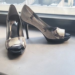 GUESS BY MARCIANO BROWN/BEIGE PEEP-TOE FAUX SNAKESKIN STILETTOS 9.5M